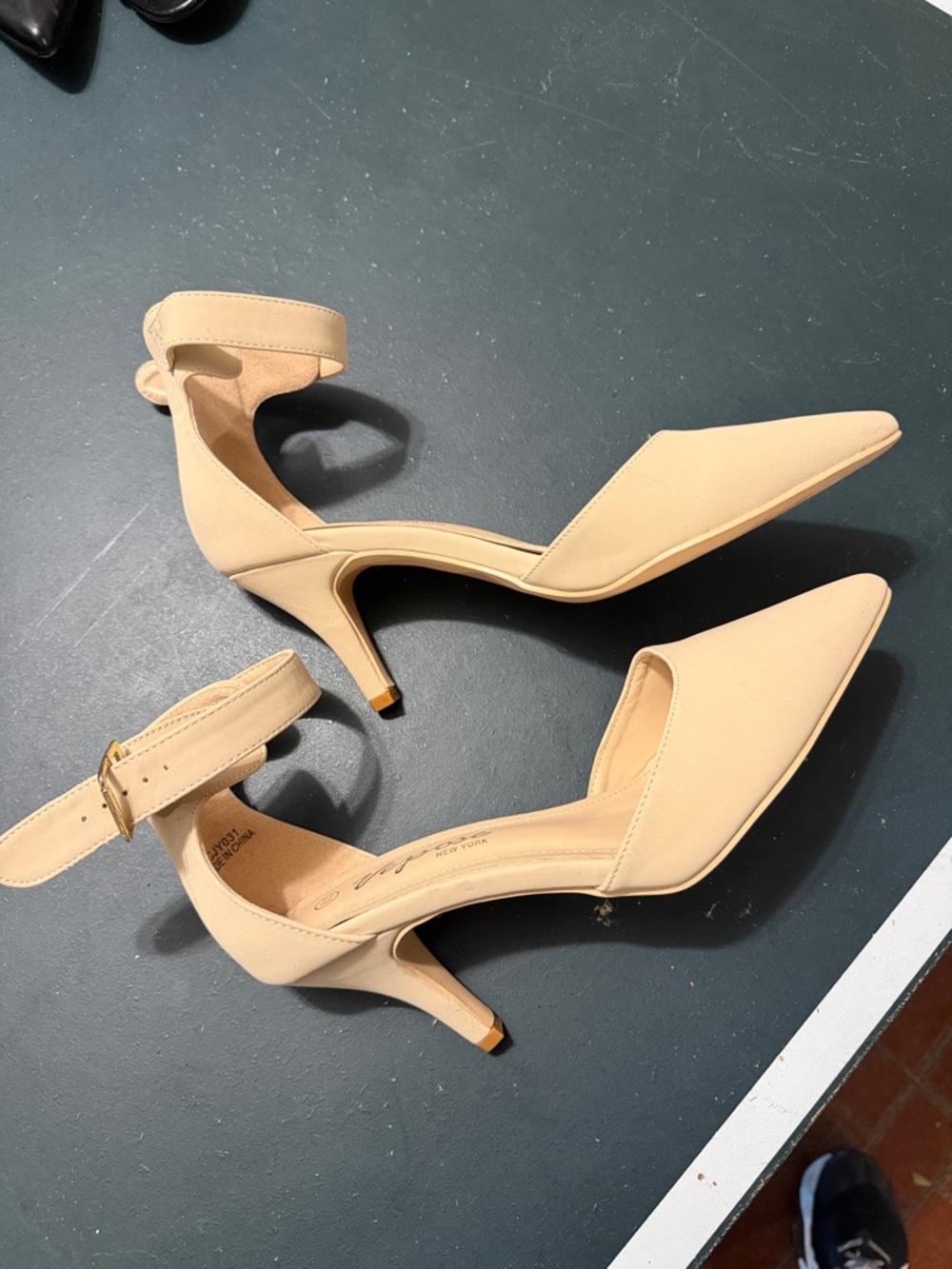 Vepose Cream Pointed Toe Ankle Strap Pumps - Picture 2 of 4